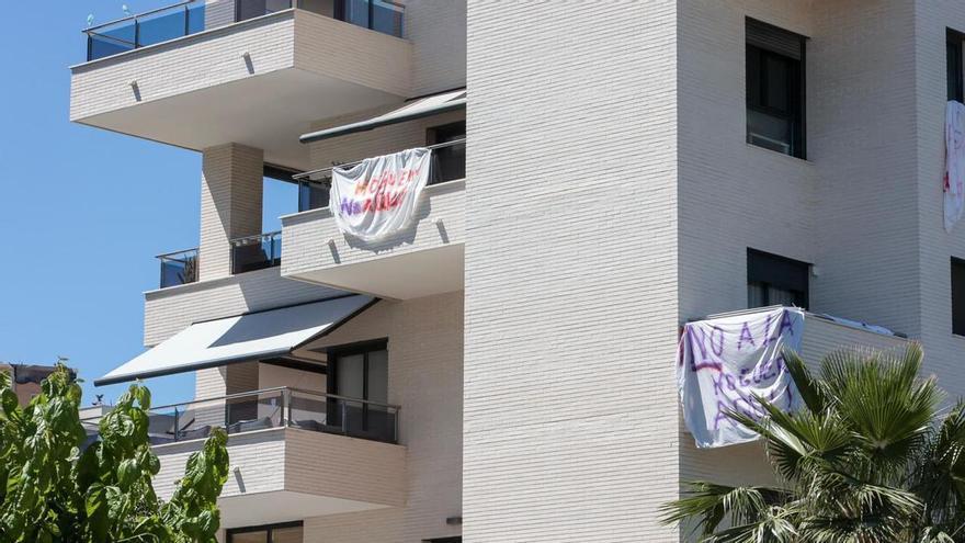 Pancartas en la Albufereta en protesta por la ubicación de la nueva hoguera