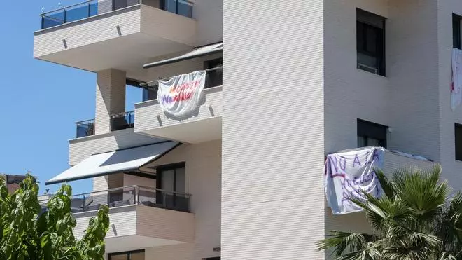 Pancartas en la Albufereta en protesta por la ubicación de la nueva hoguera