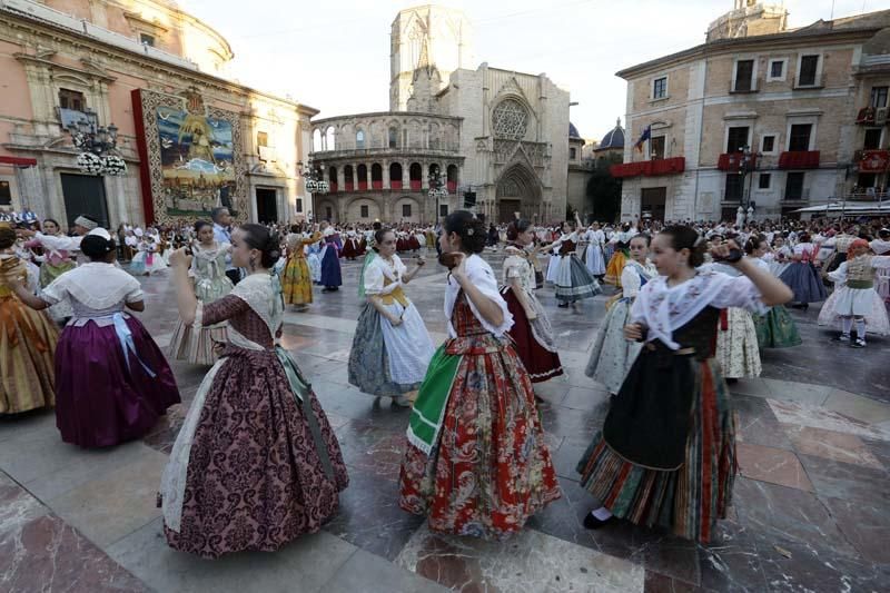 Dansà infantil en la plaza de la Virgen