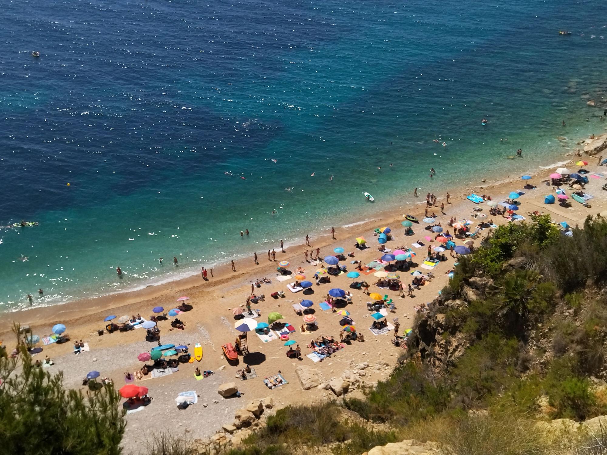 El Moraig: así es la primera playa valenciana que cobra para mitigar la masificación