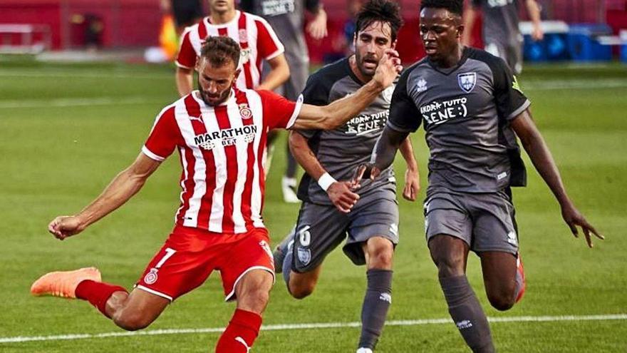 Stuani remata ayer en Montilivi ante dos jugadores del Numancia.