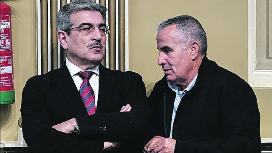 Román Rodríguez habla con Mario Cabrera en un pleno.