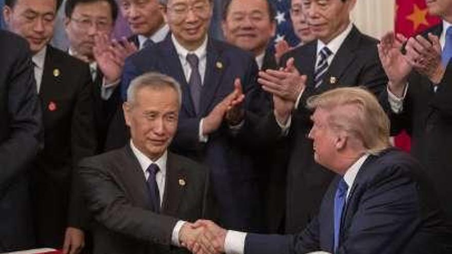 Liu He y Trump, ayer, en la firma. // Erik S. Lesser