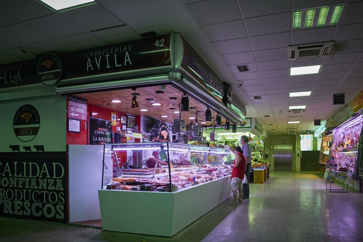  Un estante de embutidos en el Mercado Municipal de Pacífico, a 6 de agosto de 2022, en Madrid (España).