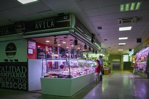  Un estante de embutidos en el Mercado Municipal de Pacífico, a 6 de agosto de 2022, en Madrid (España).