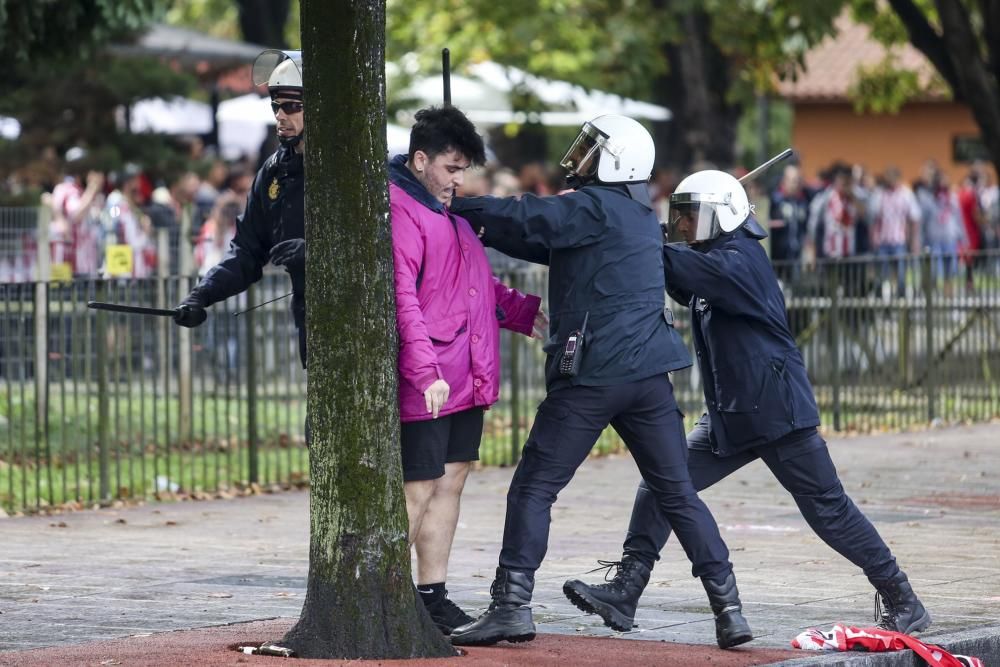 Enfrentamiento entre los ultraboys y la Policía antes del derbi.