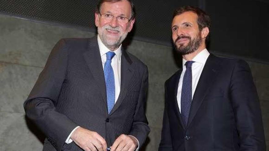 Mariano Rajoy, ayer, junto al presidente del PP, Pablo Casado. // Efe