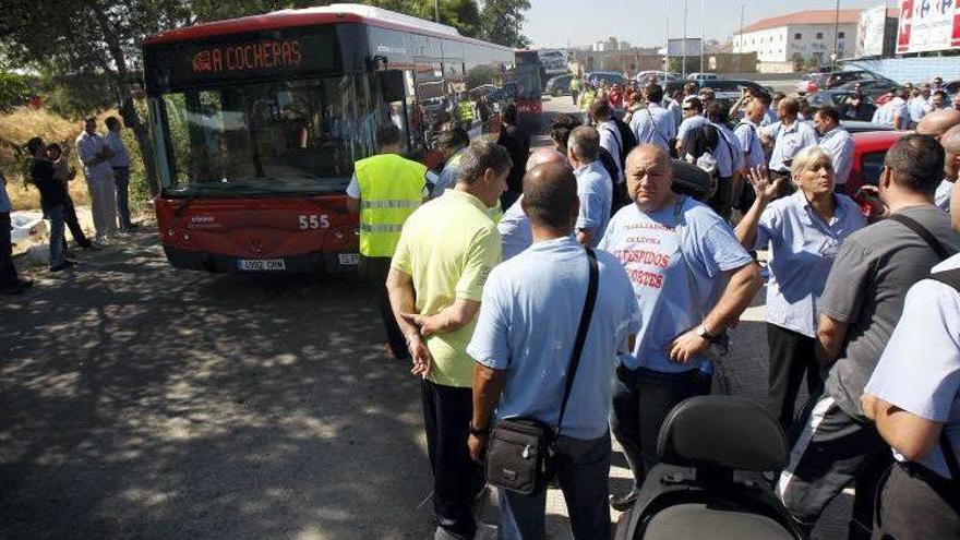 El TSJA deslegitima al ayuntamiento para personarse en el conflicto de los autobuses