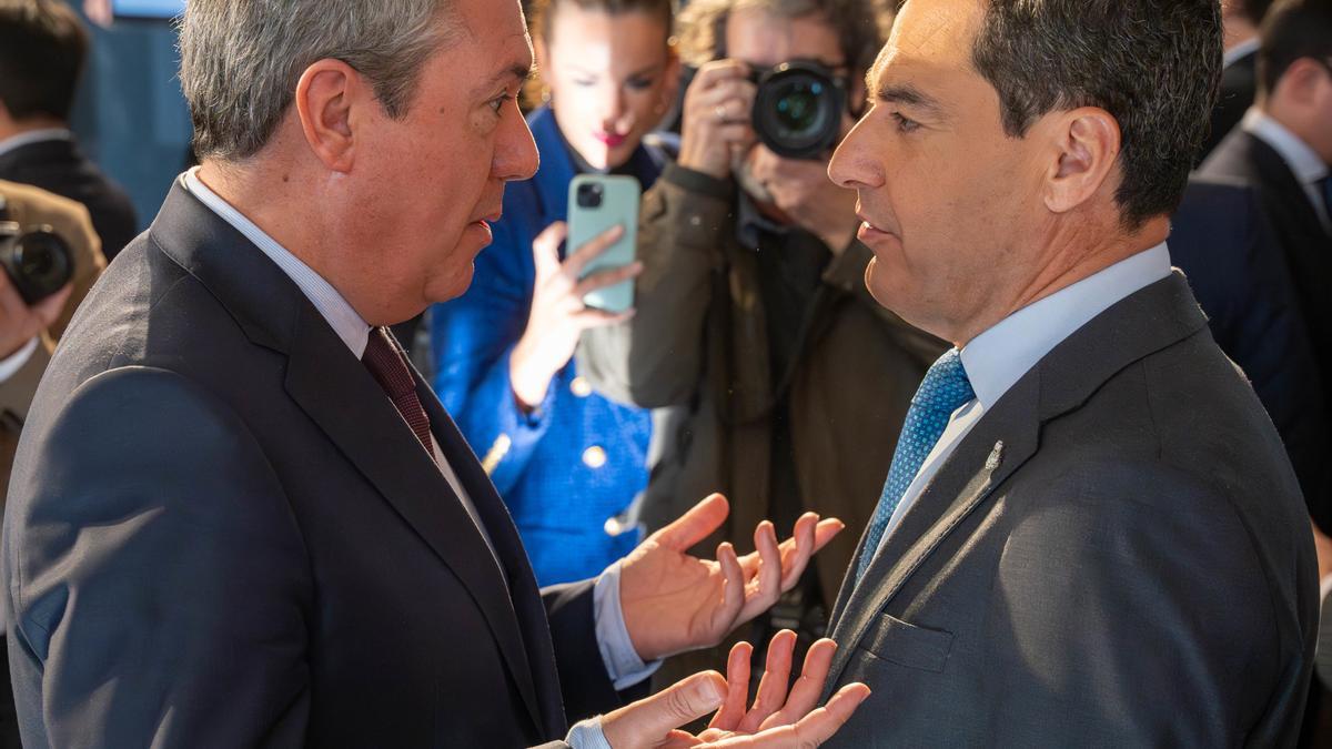 El presidente de la Junta de Andalucía, Juanma Moreno, conversa con el secretario general del PSOE-A, Juan Espadas, en una imagen de archivo.
