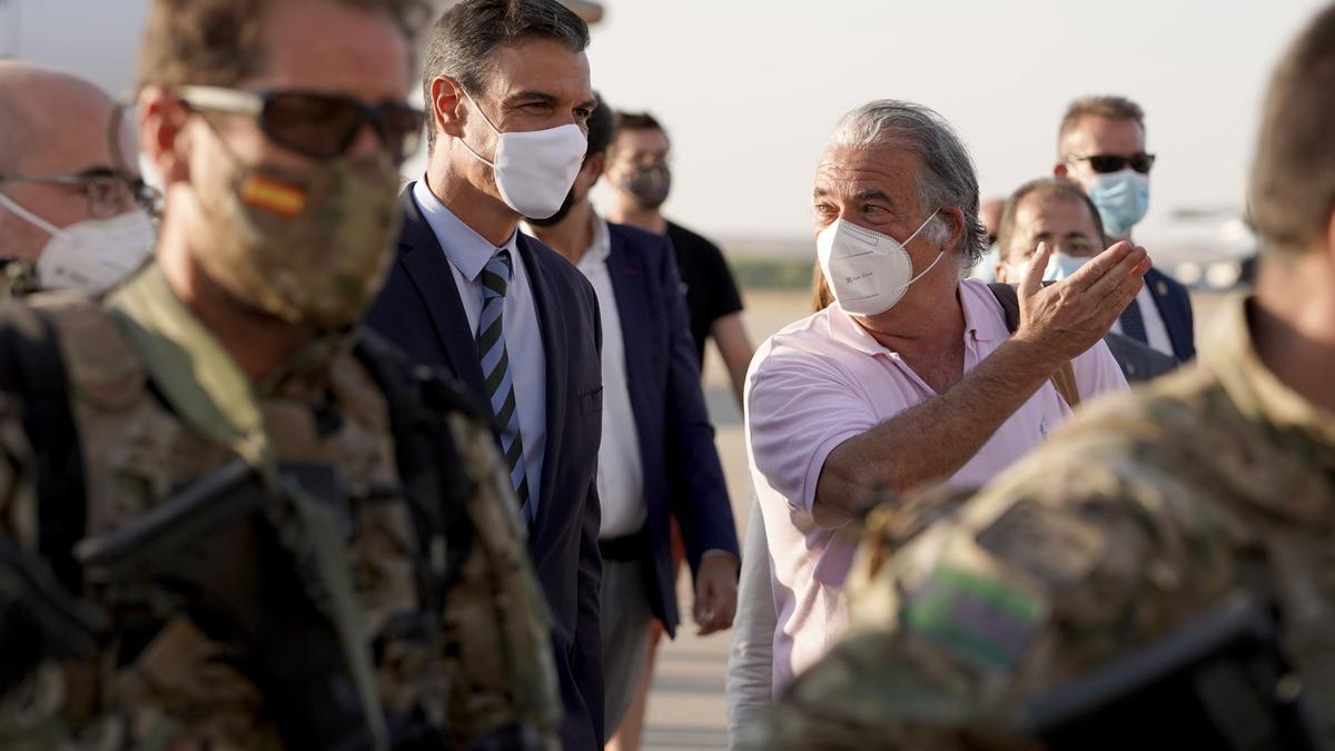 Pedro Sanchez y el Gabriel Ferrán, embajador en Afganistan. FOTO JOSÉ LUIS ROCA