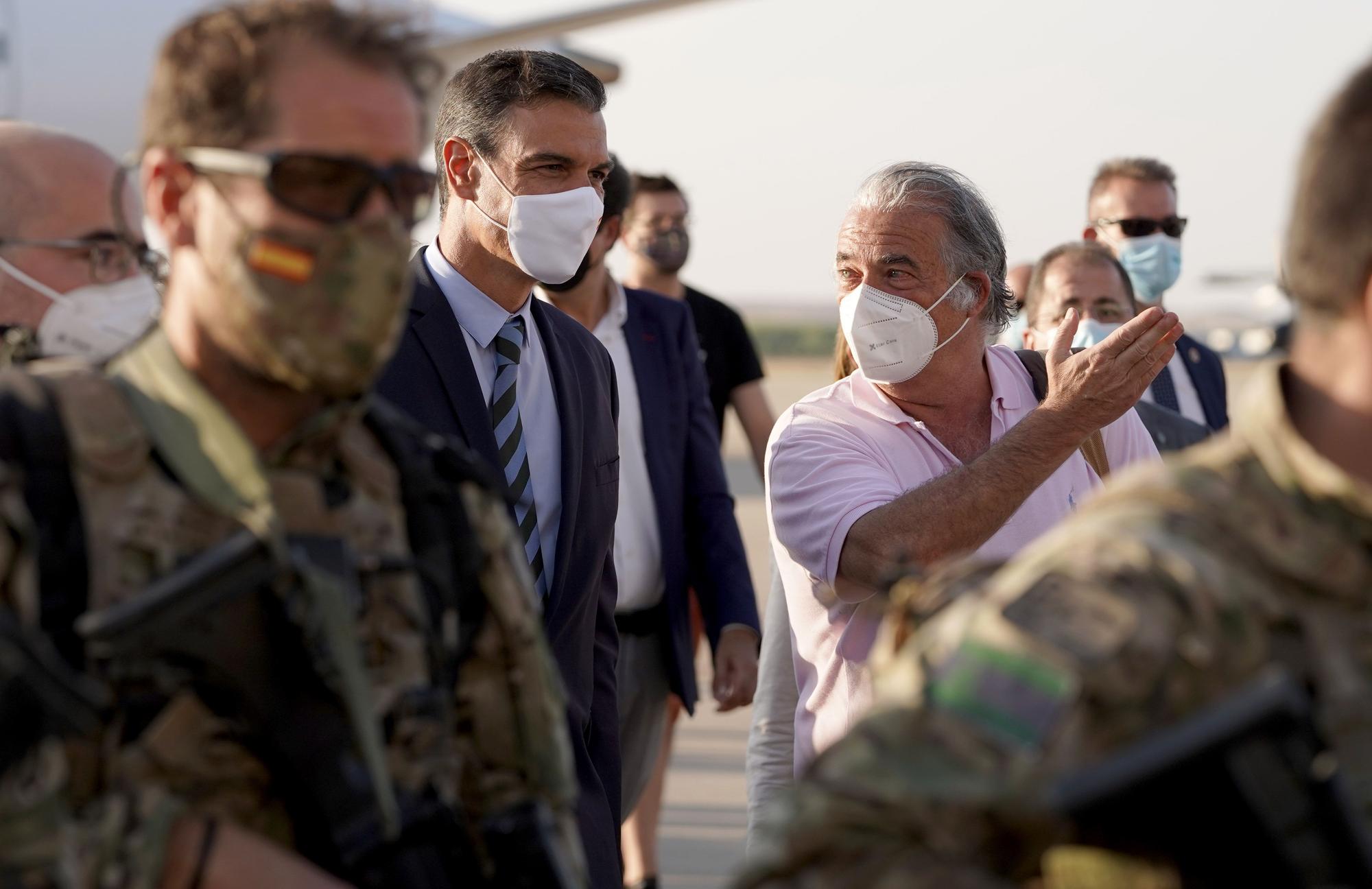 Pedro Sanchez y el Gabriel Ferrán, embajador en Afganistan. FOTO JOSÉ LUIS ROCA