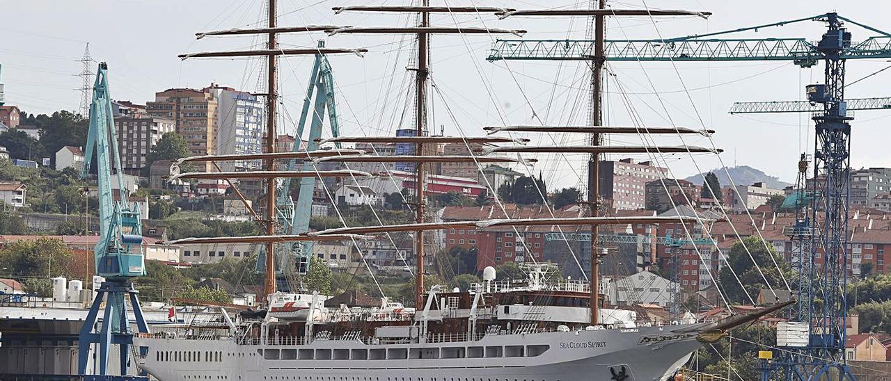 El velero “Sea Cloud Spirit”, amarrado en Vigo.   | // RICARDO GROBAS