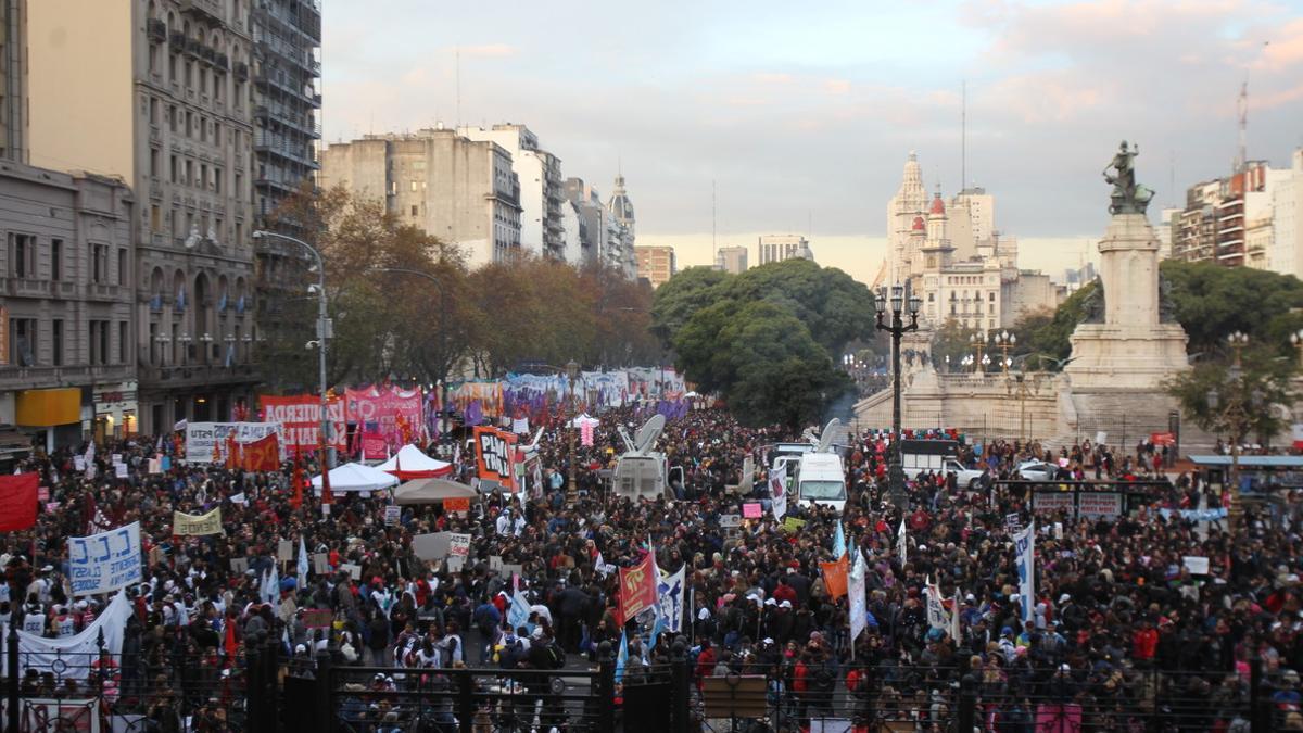 Miles de personas marchan en Buenos Aires para protestar contra la violencia machista al grito de &quot;Ni Una Menos&quot;