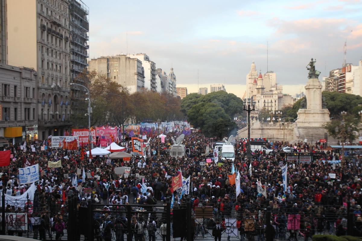 BAS36. BUENOS AIRES (ARGENTINA), 03/06/2016.- Miles de personas marchan para protestar contra la violencia machista al grito de Ni Una Menos hoy, viernes 3 de junio de 2016, en Buenos Aires (Argentina) para denunciar los 275 feminicidios registrados en el último año en el país y reclamar mecanismos que acaben con las agresiones contra las mujeres. EFE/Irene Valiente