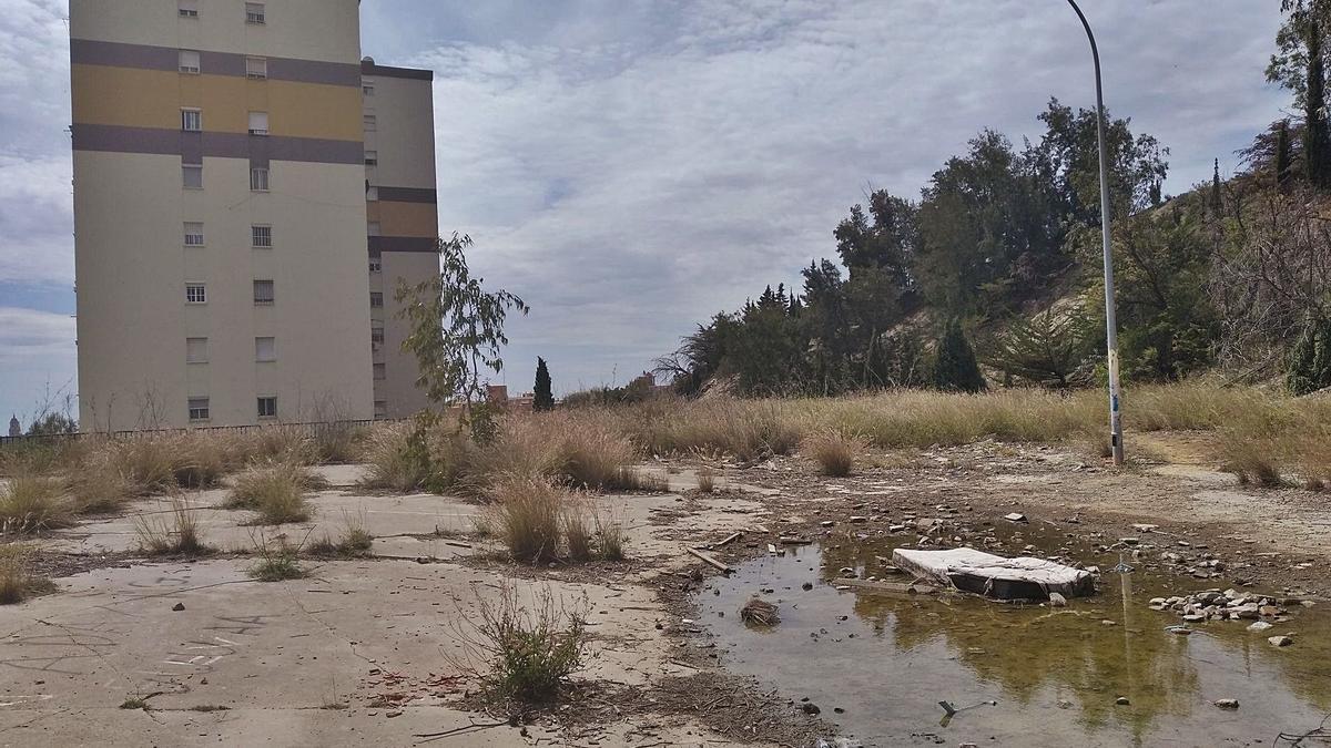 El extinto campo de fútbol, con uno de los bloques de La Palma al fondo.