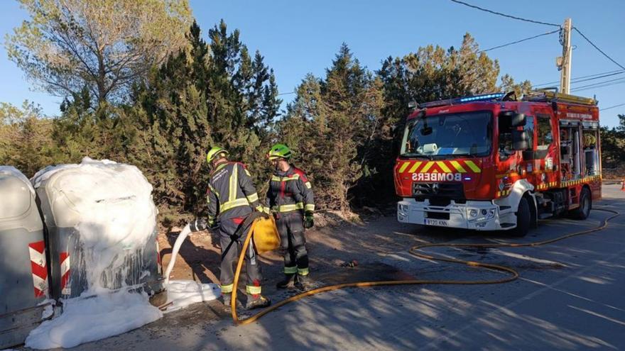 Los bomberos, apagando el fuego. | BOMBEROS FORMENTERA