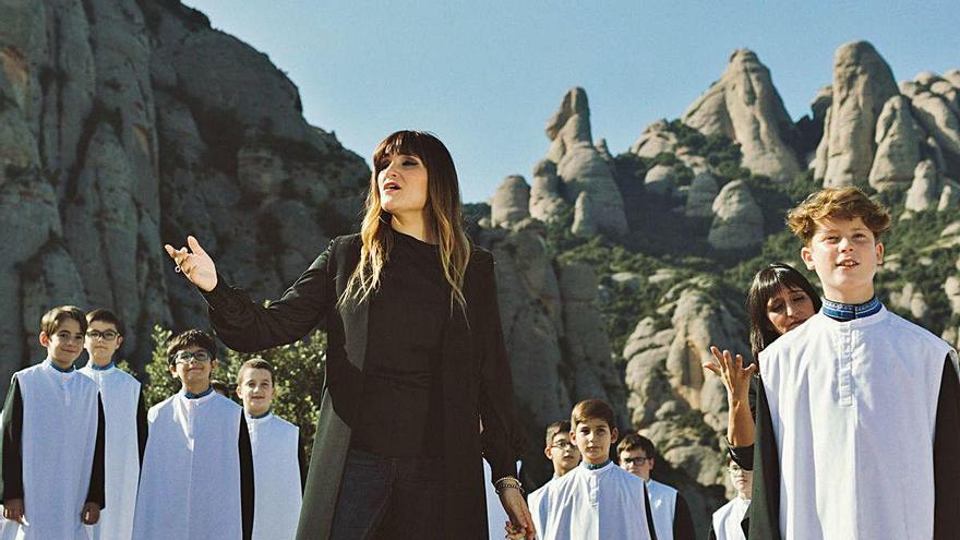 La cantant Rozalén amb el cor de l&#039;Escolania de Montserrat.