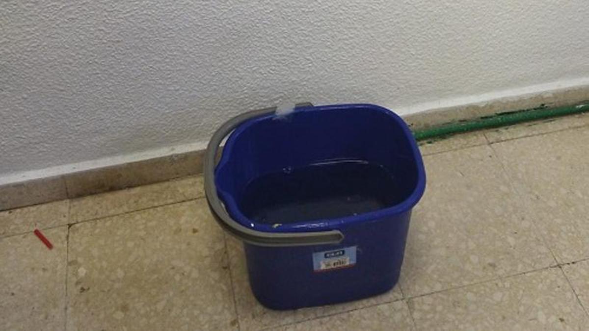 Un cubo para una gotera en un colegio de la ciudad de Córdoba.