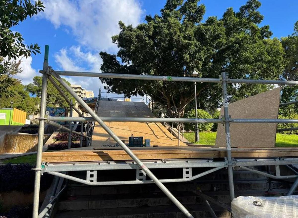 Der Aufbau der Rodelbahn ist noch nicht vollendet