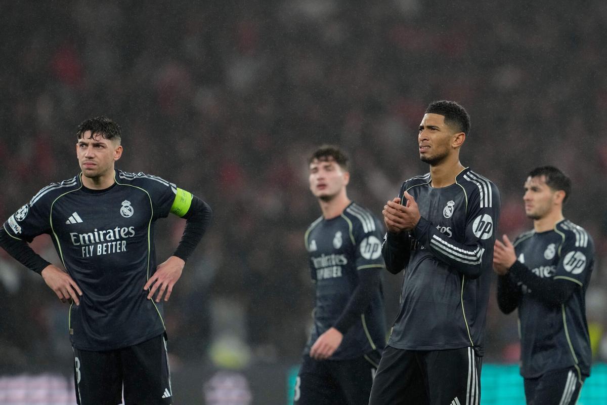 Real Madrid players gesture towards supporters at the end of a Champions League opening phase soccer match between Benfica and Real Madrid, in Lisbon, Wednesday, Jan. 28, 2026. (AP Photo/Armando Franca)