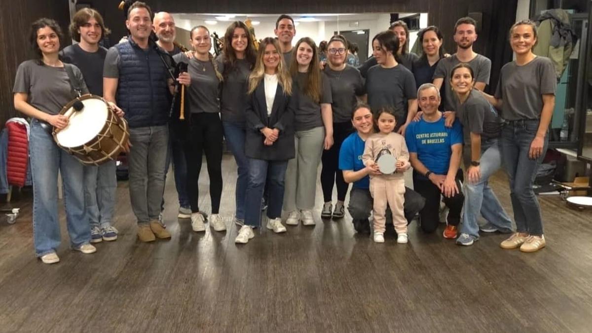 Los integrantes del Centro Asturiano de Bruselas en un ensayo junto a la directora general de Emigración del Principado, Olaya Romano, en el centro.