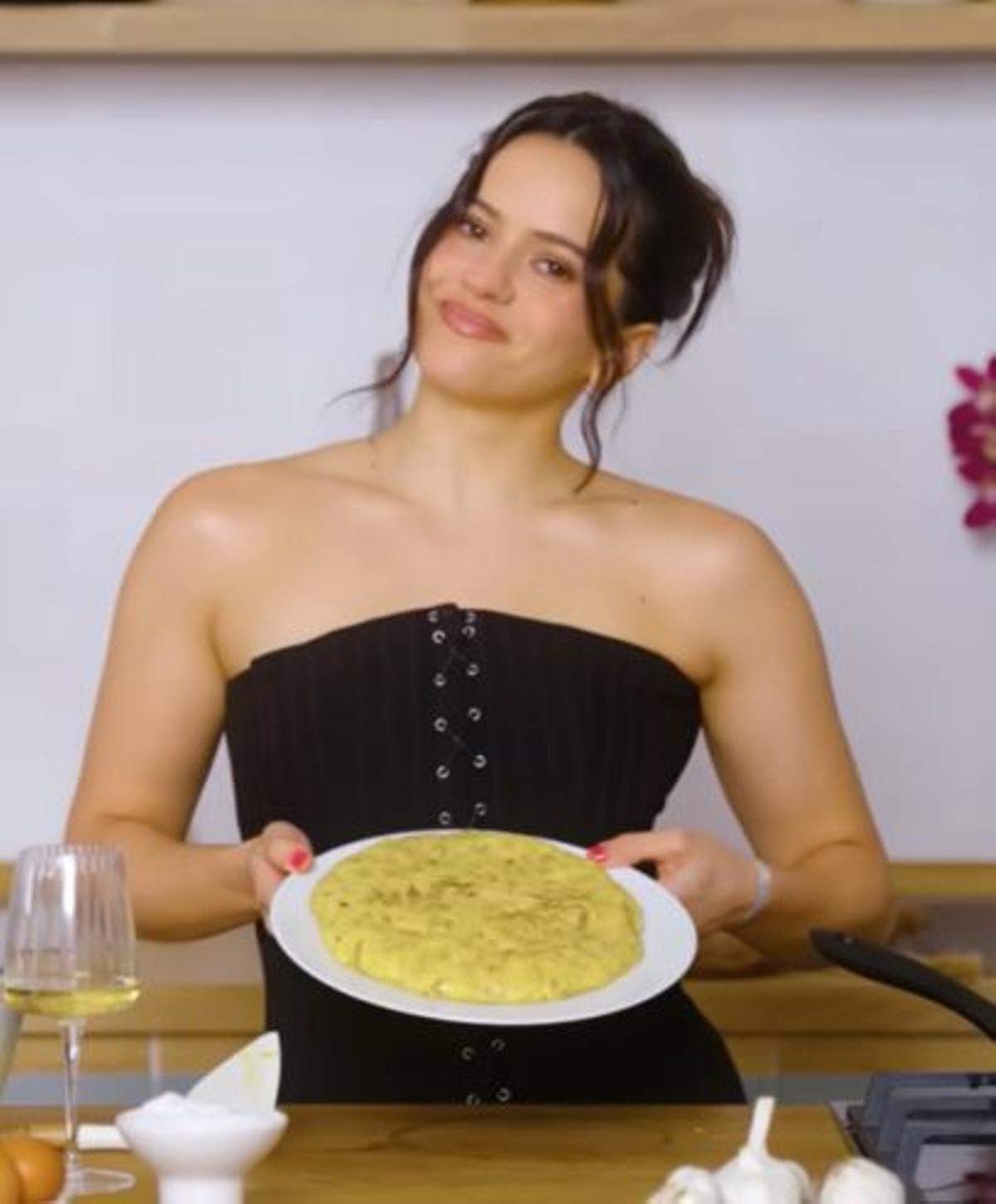 Rosalía, en el vídeo de cocina. | VOGUE YOUTUBE