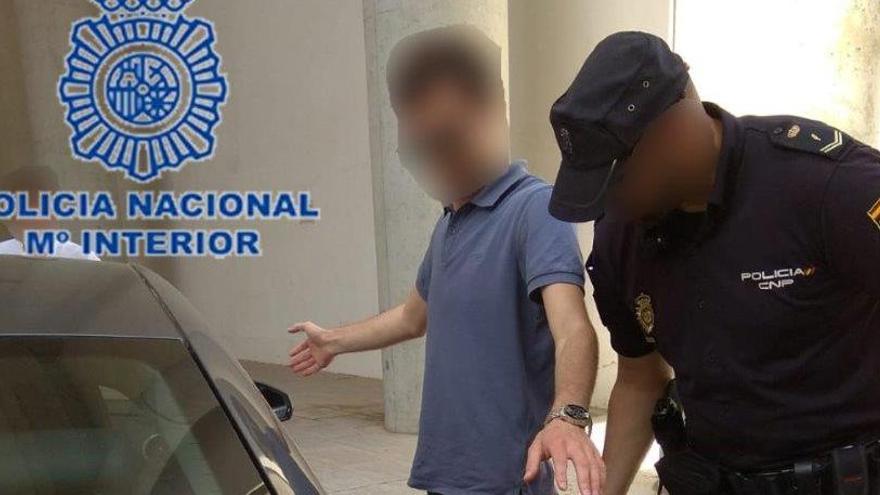 Dos detenidos por asaltar viviendas en Elche que previamente marcaban con silicona