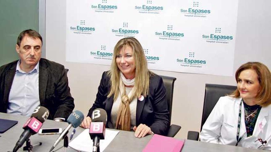 Palomino, la consellera Gómez y la gerente de Son Espases, al anunciar la rebaja del 24% en la tarifa.