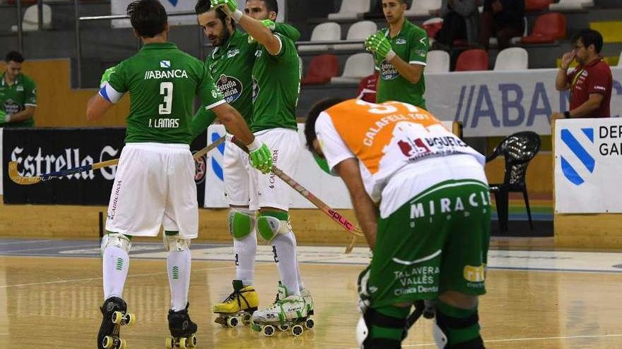 Torres, Sergi Miras y Josep Lamas se abrazan tras anotar un gol ante el Calafell el martes.