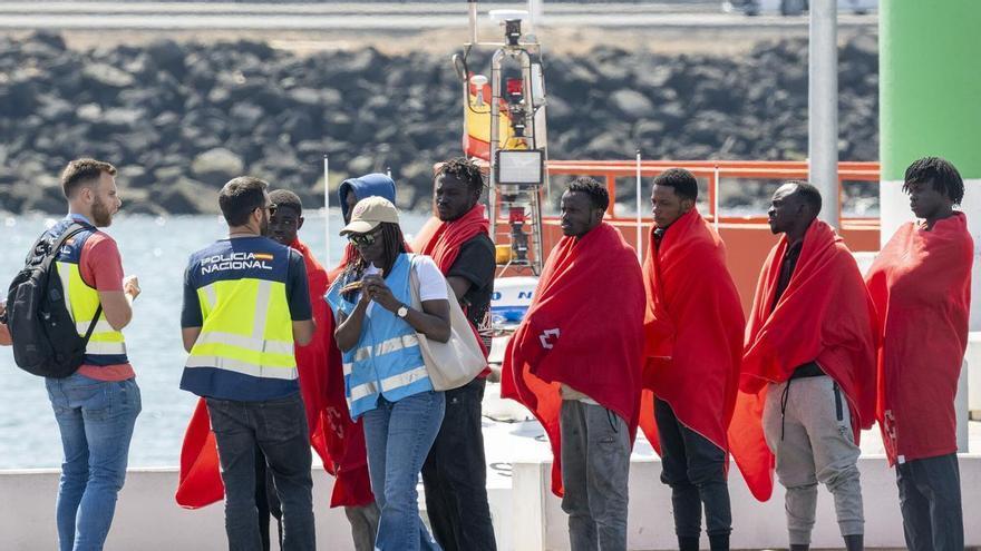 Salvamento Marítimo traslada a 37 migrantes a Puerto Naos, en Arrecife (Lanzarote)
