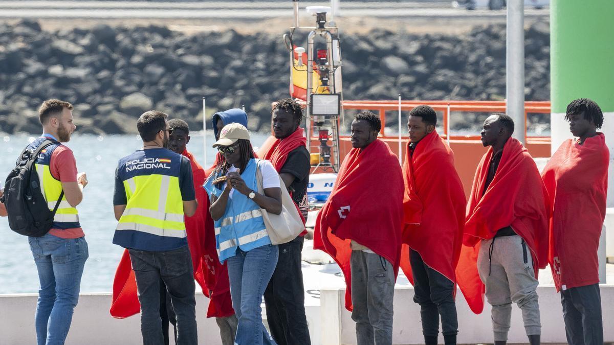 Salvamento Marítimo traslada a 37 migrantes a Puerto Naos, en Arrecife (Lanzarote)