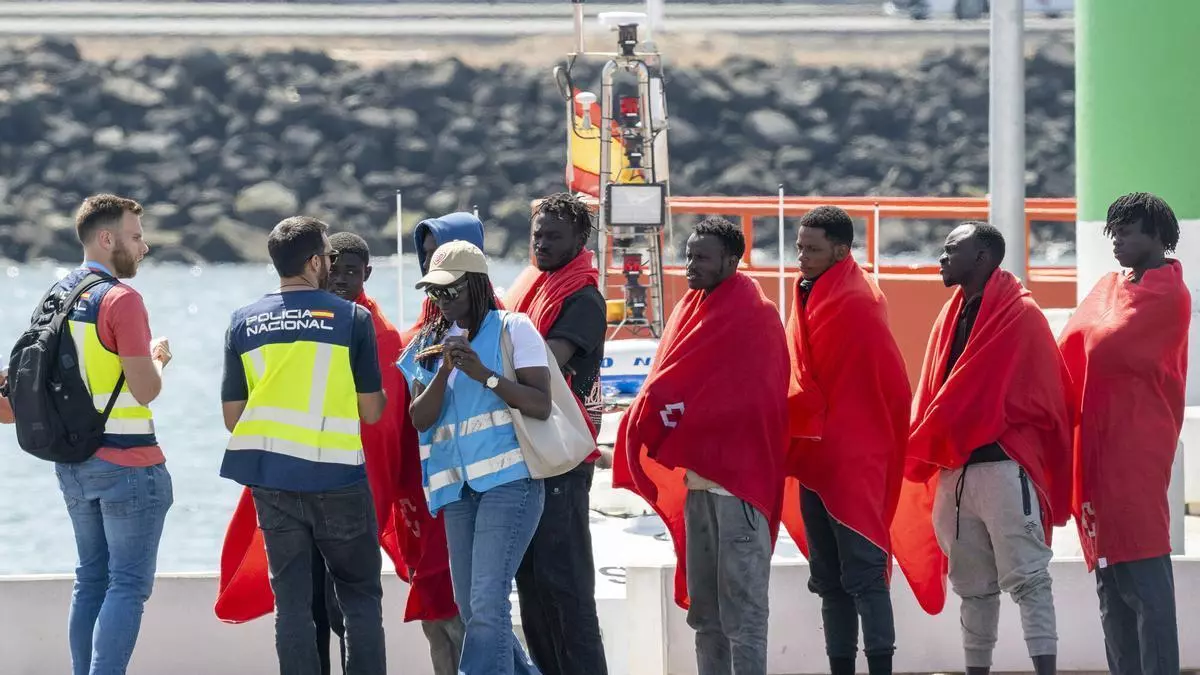 Salvamento rescata a 37 migrantes de una patera localizada en aguas cercanas a Lanzarote