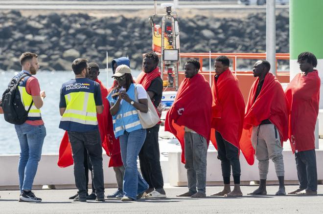 Salvamento Marítimo traslada a 37 migrantes a Puerto Naos, en Arrecife (Lanzarote)