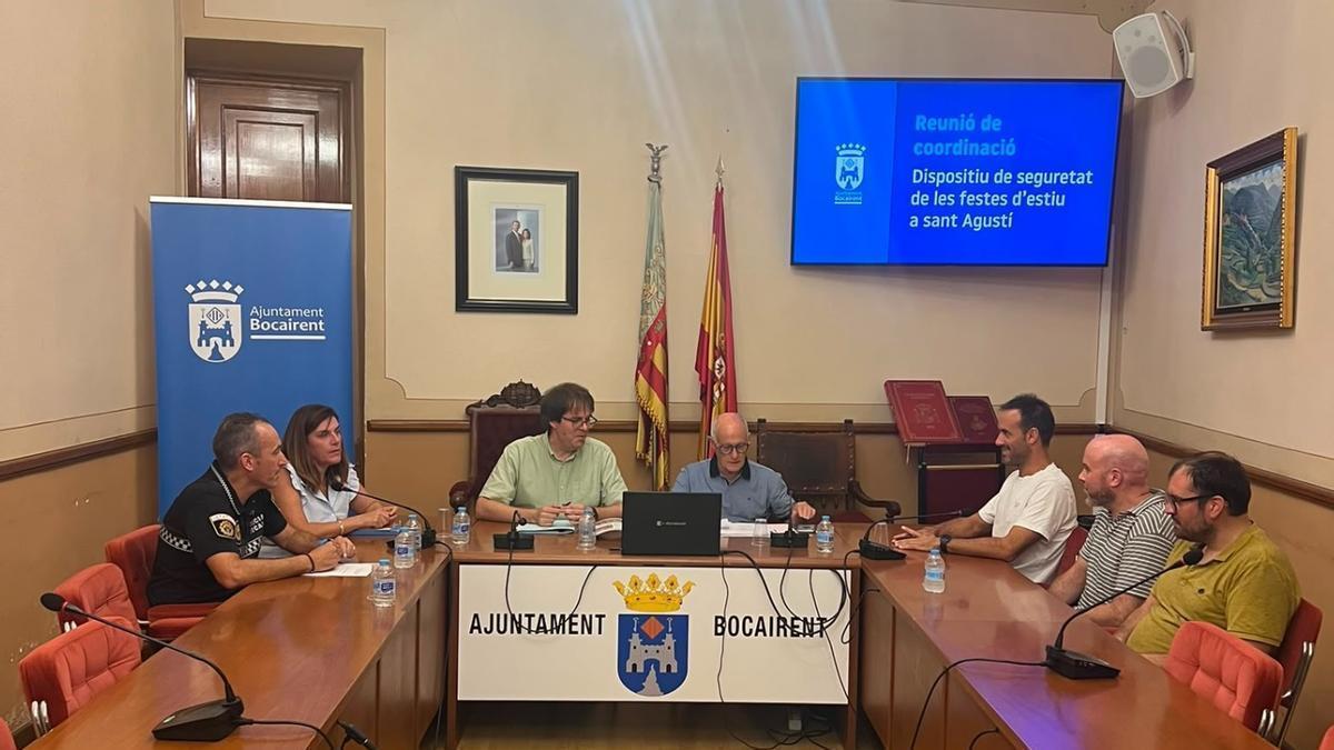 La sesión, convocada en el salón de plenos del Ayuntamiento, contó con representantes de la Junta de Majorals de Sant Agustí, entidad organizadora; de Policía Local, y del Ayuntamiento