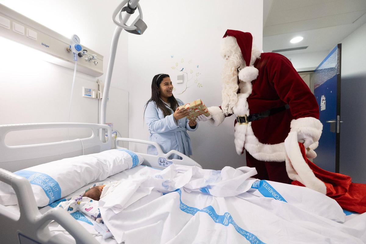 Todas las imágenes de la visita de Papá Noel al hospital Can Misses