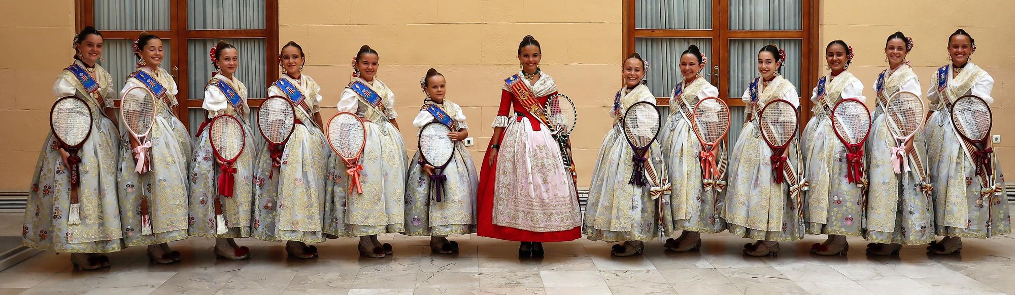 La Batalla de Flores reúne a las falleras de 2022 y 2023