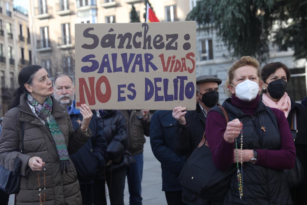 Els antiavortistes es rearmen de cara a la presó per assetjament: «Déu dirà si anem a la presó»