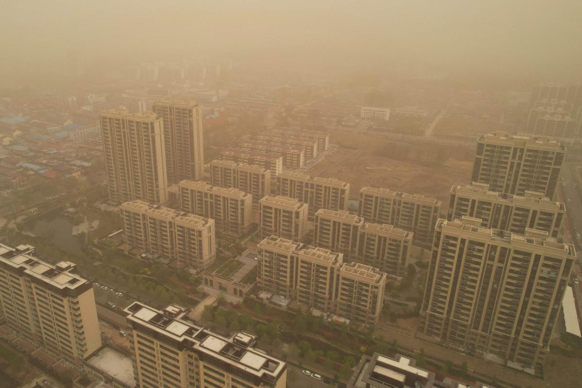 Vista aérea de edificios en la ciudad china de Linyi, en la provincia de Shandong, en medio de la tormenta de arena.