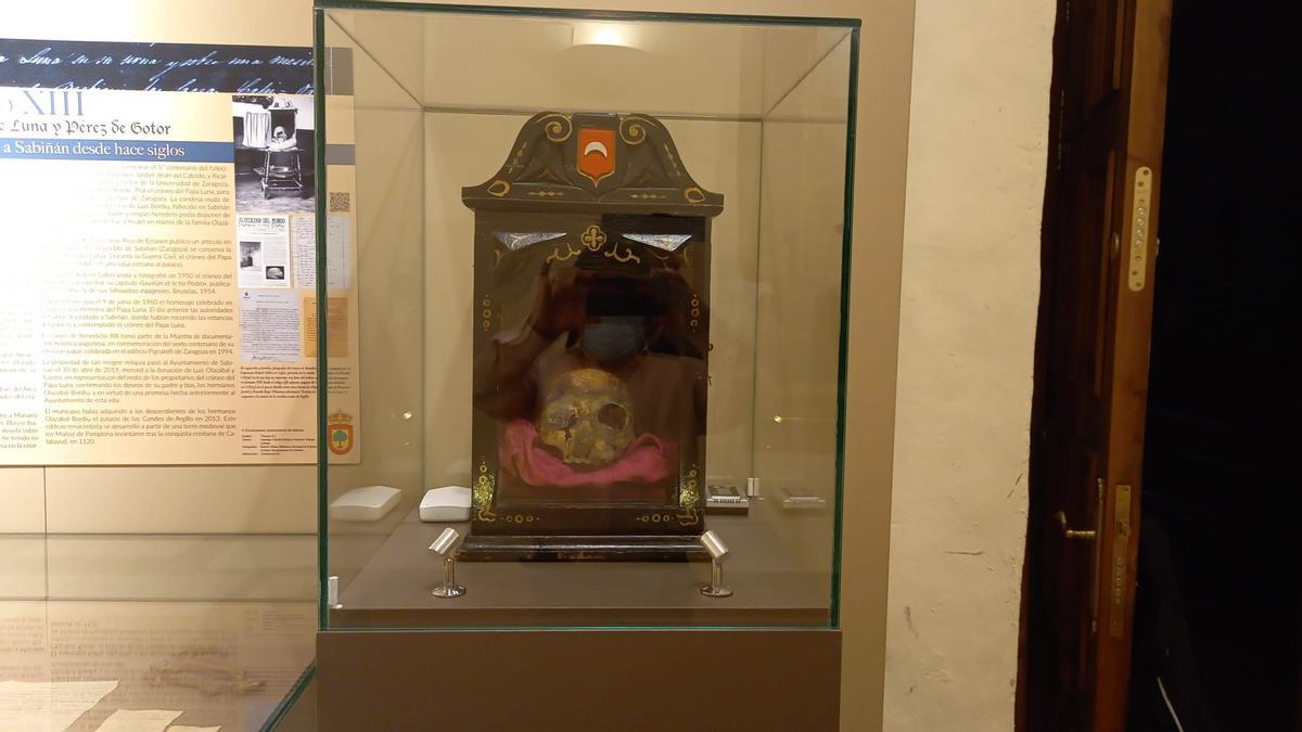 El cráneo del Papa Luna en su nueva ubicación de la capilla de Santa Ana, en la iglesia de San Pedro de Sabiñán.