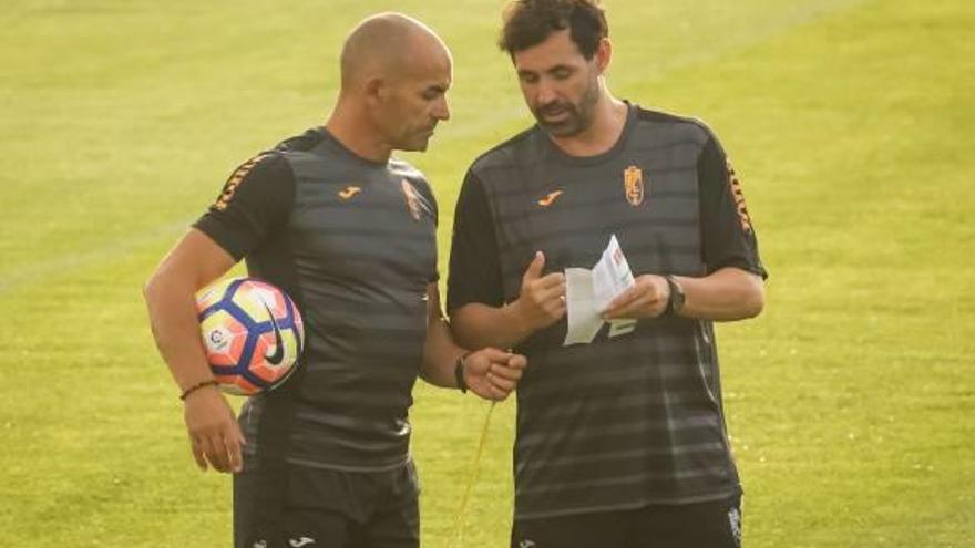 Jesús Muñoz dialoga con Paco Jémez durante un entrenamiento en su etapa en el Granada (16/17).