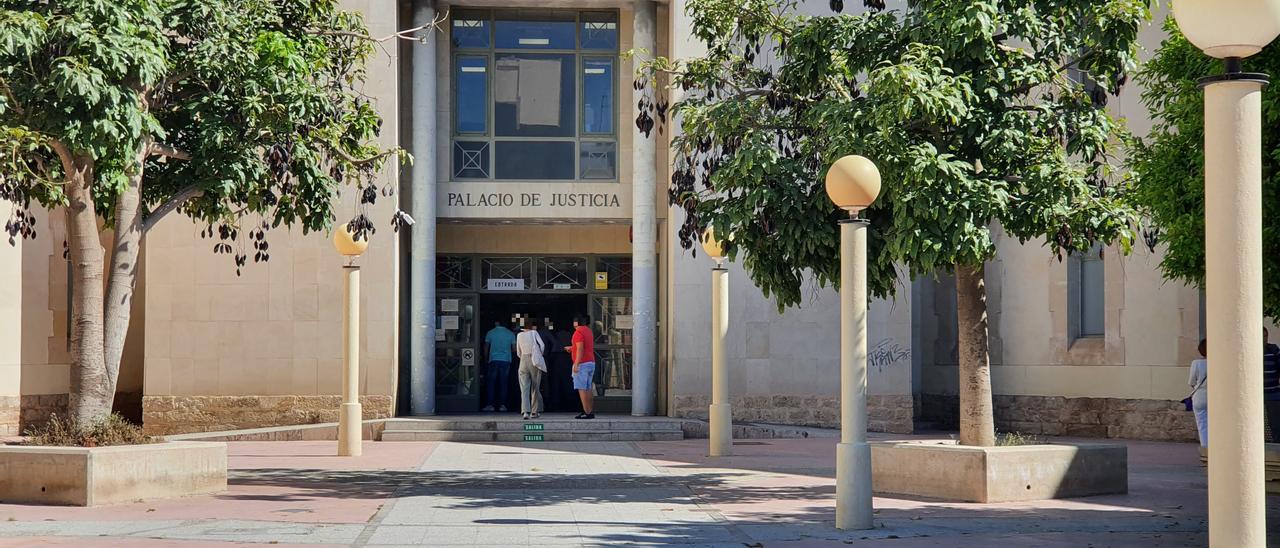 Palacio de Justicia de Alicante, donde se juzgará a la pareja acusada de estafa.