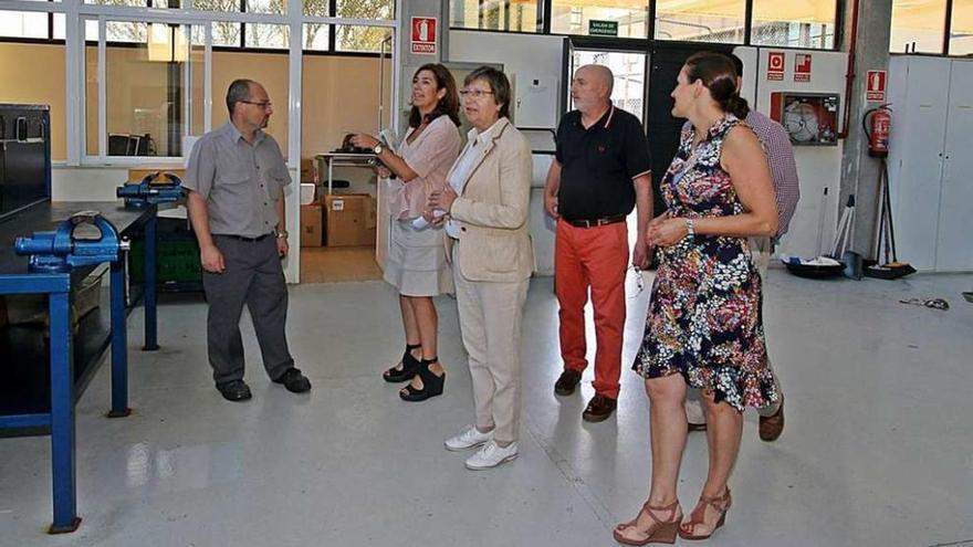 La conselleira do Mar, Rosa Quintana, en el centro de la imagen, visita la escuela pesquera de Ribeira.