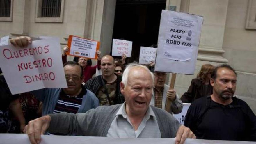 Una protesta de afectados por las preferentes y las cuotas de la CAM.