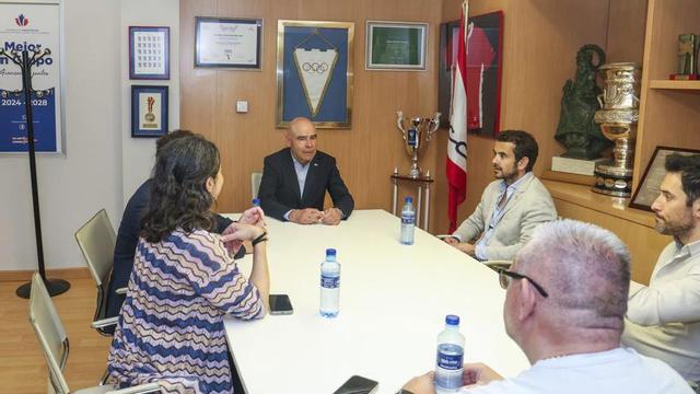 Un momento del encuentro entre los presidentes del Grupo y del Sporting con la directiva grupista. | RSG