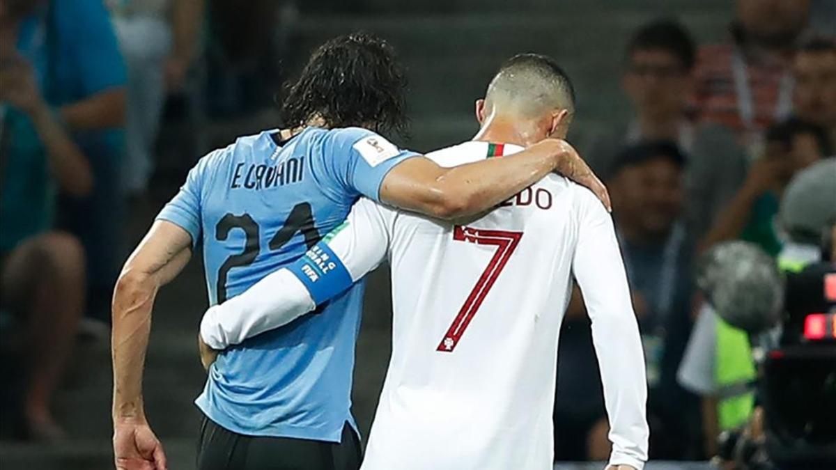 Cavani abandona el campo ayudado por Cristiano Ronaldo