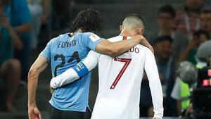 Cavani abandona el campo ayudado por Cristiano Ronaldo