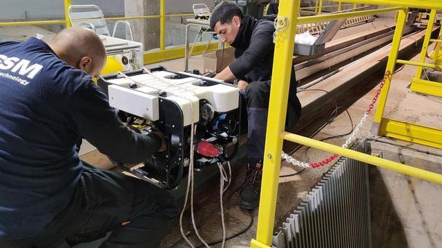 El robot de Subsea Mechatronics, puntero en limpieza de tuberías, con parte del equipo. |