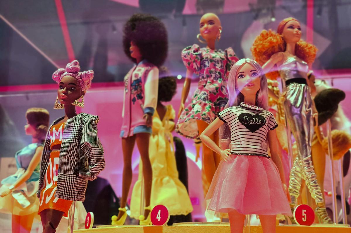 Barbie cumple 65 años este 2024, pero está más lejos de la jubilación que nunca con la apertura de 'Barbie: la exposición', esta semana, en el Museo del Diseño de Londres.