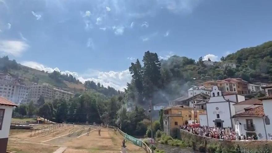 VÍDEO: Una concurrida procesión lleva a la Virgen del Carmen a la basílica en Cangas del Narcea