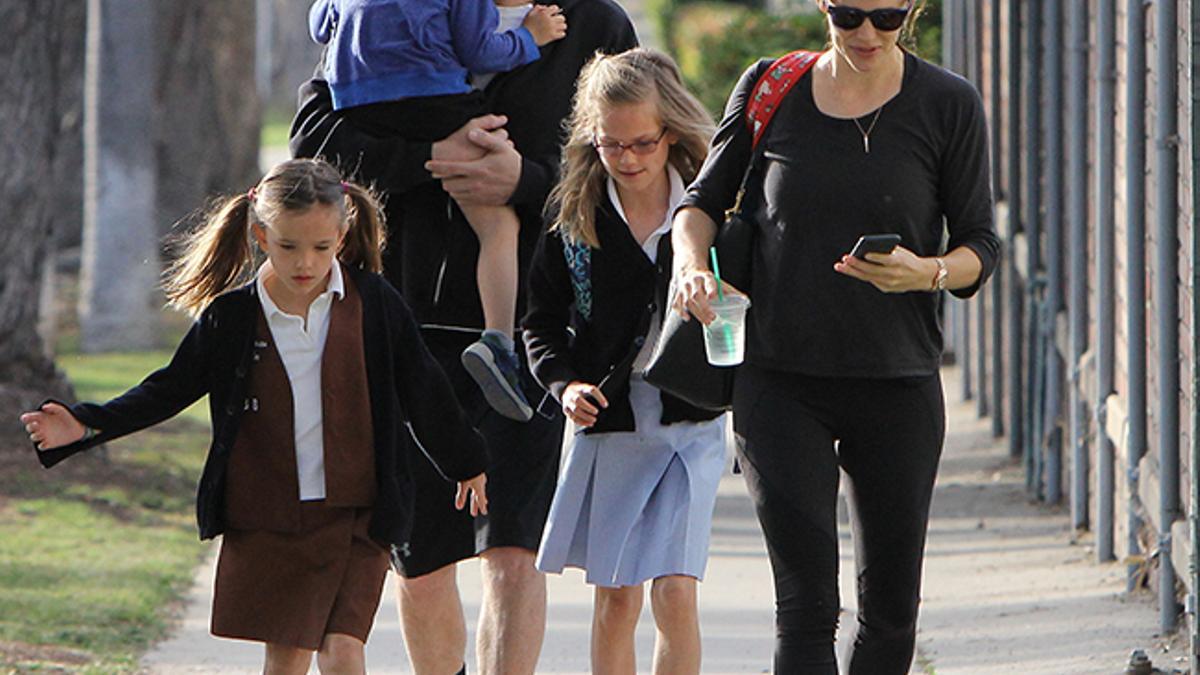 Jennifer Garner y Ben Affleck con sus tres hijos por Santa Monica